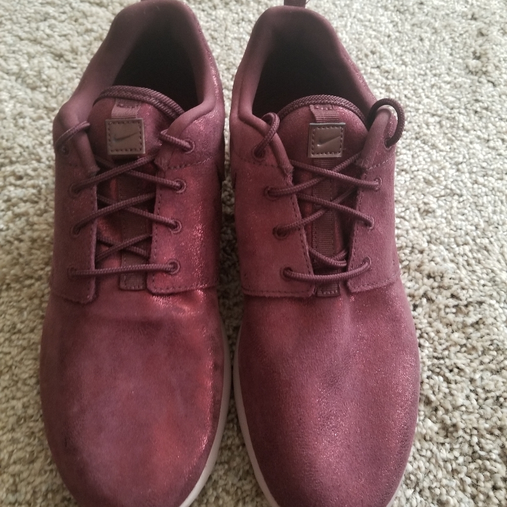Tennis shoes